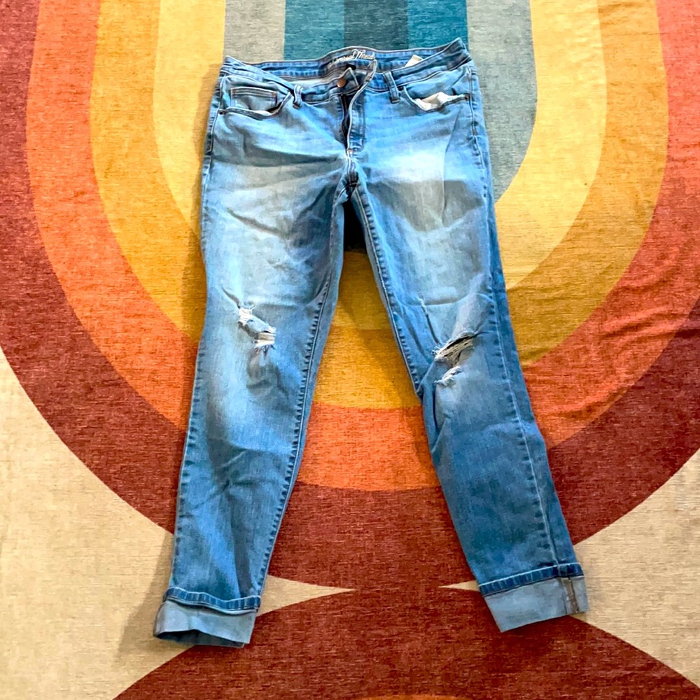 Universal Thread destructed jeans